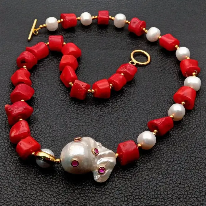 Collier de perles blanches en corail rouge