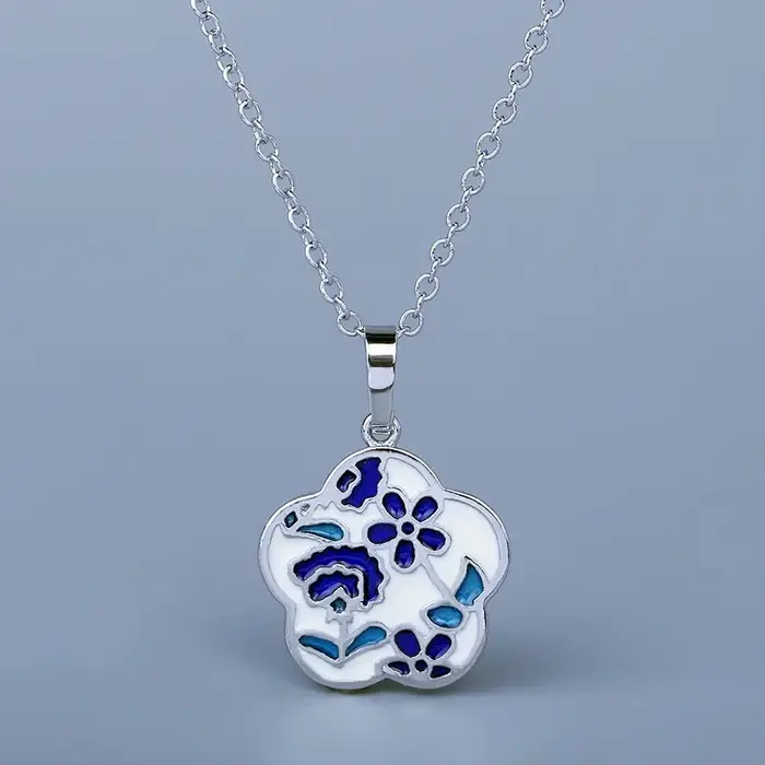 Nouveau Collier 2026 pour Femme, Pendentif Fleur Tendance, Bijou Émaillé Fait Main, Chaîne de Clavic