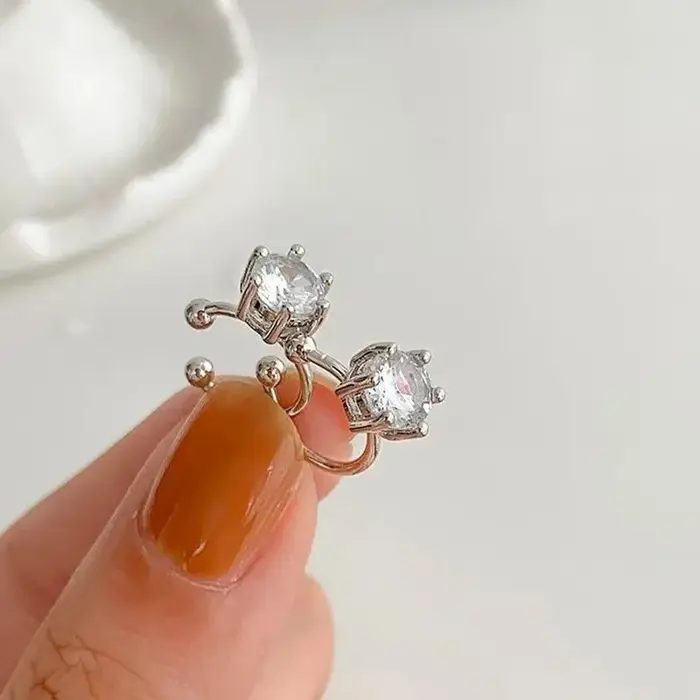 Boucles d'oreilles créoles élégantes et brillantes en zircone synthétique