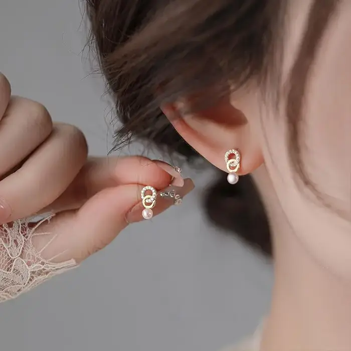 Boucles d'Oreilles Délicates LENNIK Nouvelle Collection 2026 Pour Jeunes Filles Style Décontracté Perle Miniature Double Anneau Or Jaune Clair Plaqué Rhodium Imitation Occasions Spéciales