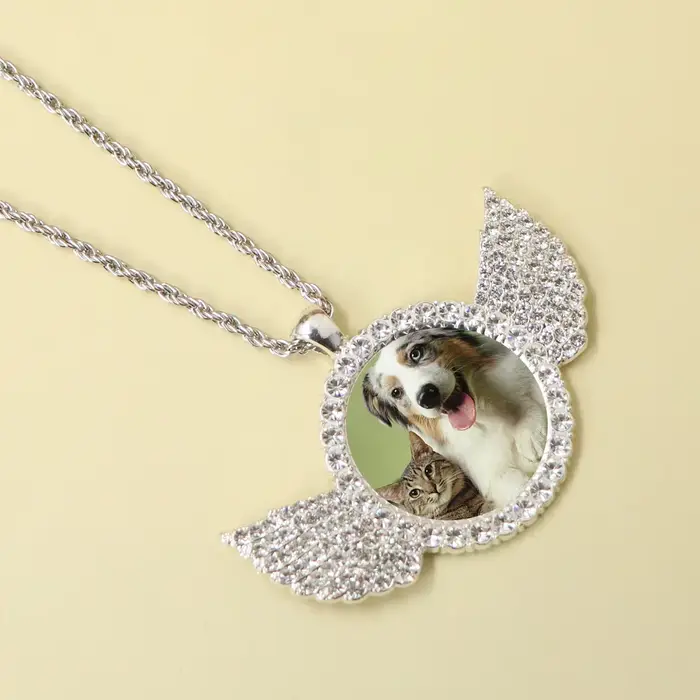 Collier personnalisé avec photo, bijoux élégants et personnalisés pour couples et proches.
