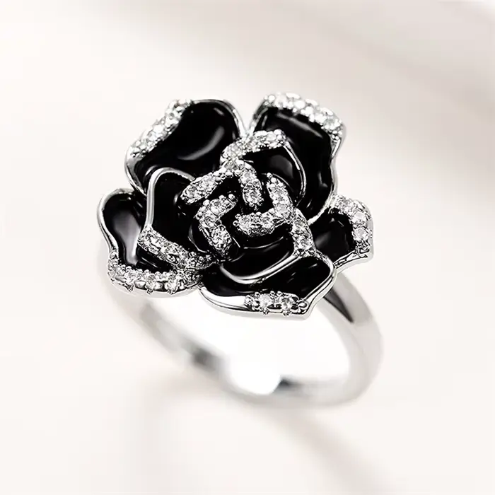 Bague Huitan en zircone cubique et émail noir, alliance romantique de camélia pour femmes, bijou de luxe pour occasions spéciales comme le mariage