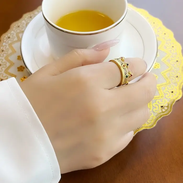 Bague royale et couronne de reine en or