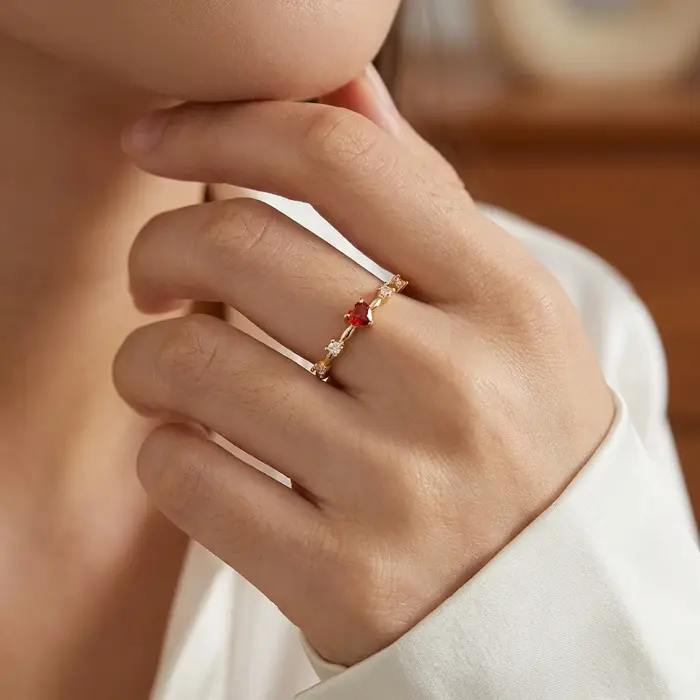 Bague en laiton sertie de zirconium rouge coquette avec texture texturée pour femmes romantique et minimaliste à offrir pour diverses occasions spéciales