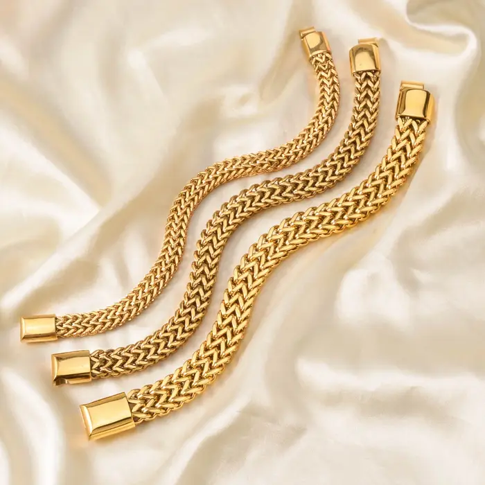 Bracelet élégant en acier inoxydable plaqué or pour femmes