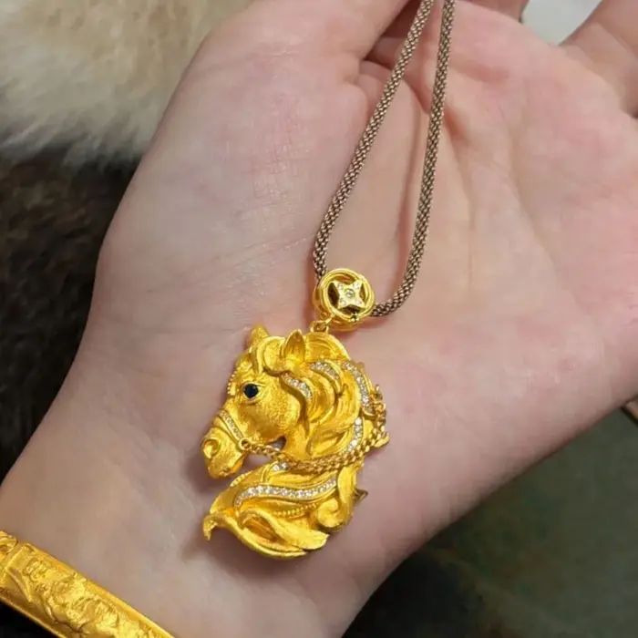 Collier pendentif cheval élégant de style palais