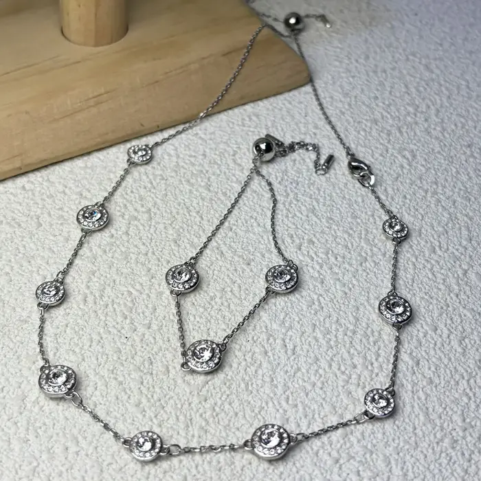 Boucles d'oreilles en forme de larme finement serties de pierres précieuses blanches grises rouges violettes noires ouvertes à offrir pour femme occasions spéciales