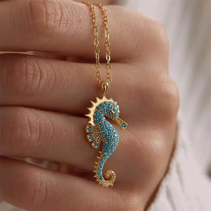 Collier pendentif hippocampe | Acier inoxydable plaqué or 18 carats avec incrustation de zircon