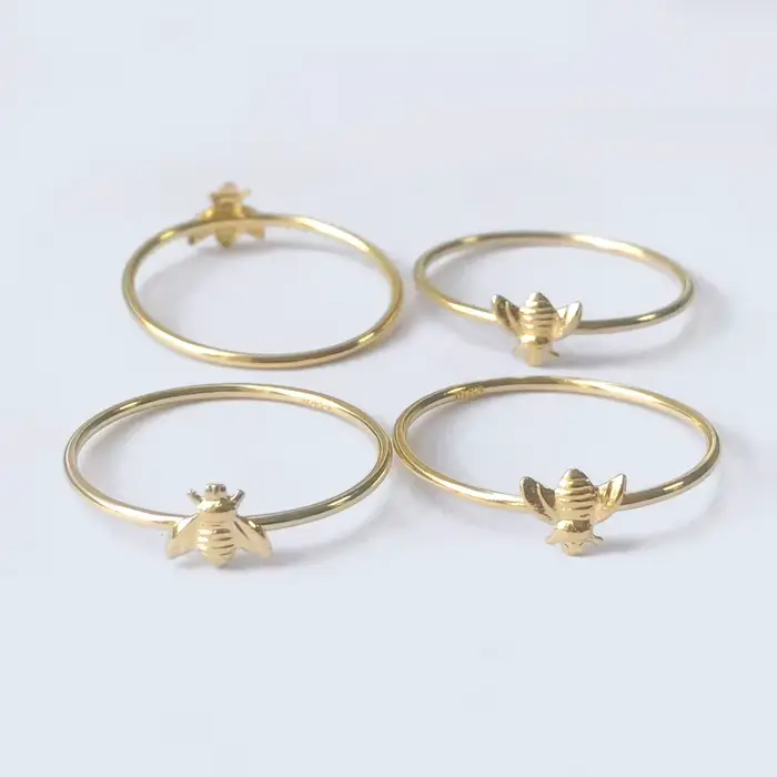 Bague empilable d'abeille remplie d'or 14K classique pour femmes pour soirées et occasions spéciales minimaliste et élégante à offrir