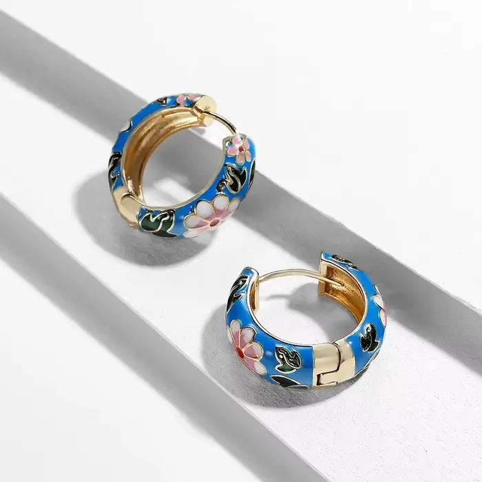 Boucles d'oreilles Huggie en forme de fleur en émail pour femmes style vintage boho bijoux de déclaration pour occasions spéciales