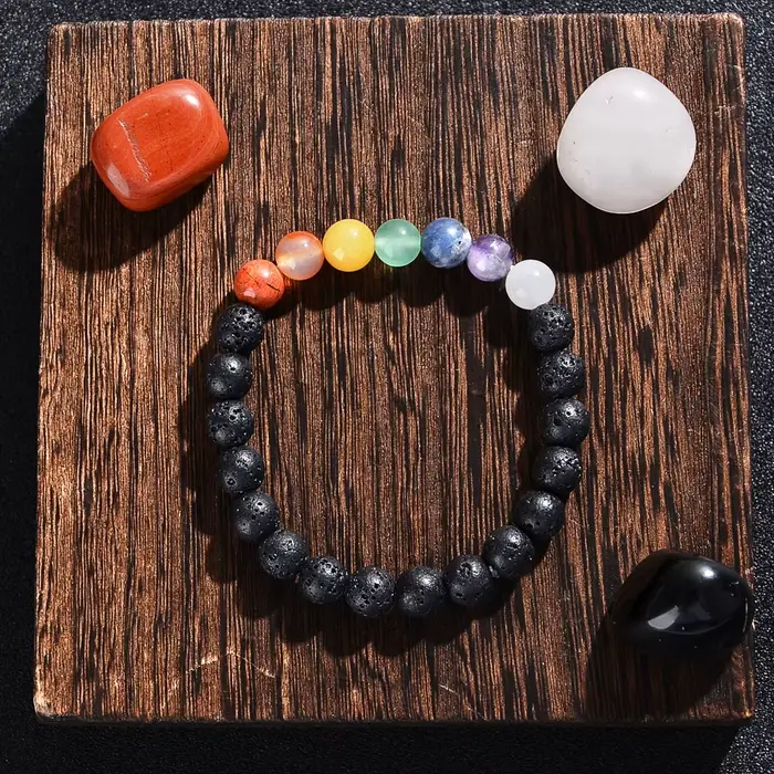 1 morceau de bracelet en pierre volcanique à sept chakras, qui peut soulager le stress et a une aura énergétique.