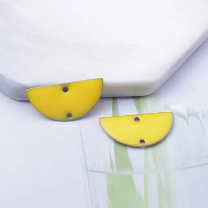 Breloques de connecteur demi-rond en cuivre émaillé avec plusieurs couleurs pour bijoux personnalisés alphabet dates et chiffres occasions spéciales