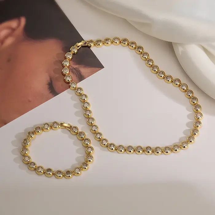 Ensemble de bijoux plaqué or 18 carats avec zircone cubique pour femmes pour soirées et tenues quotidiennes
