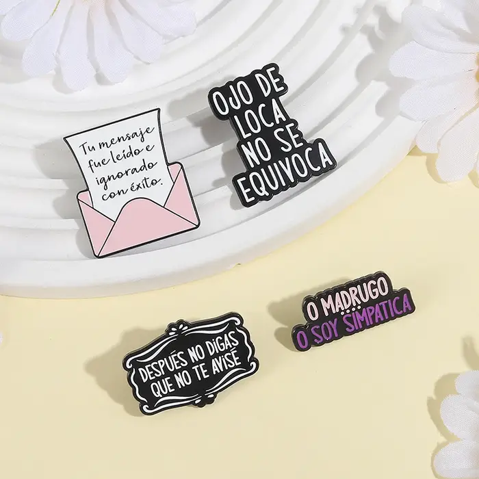 Ojo de Loca No Se Equivoca – broche en émail