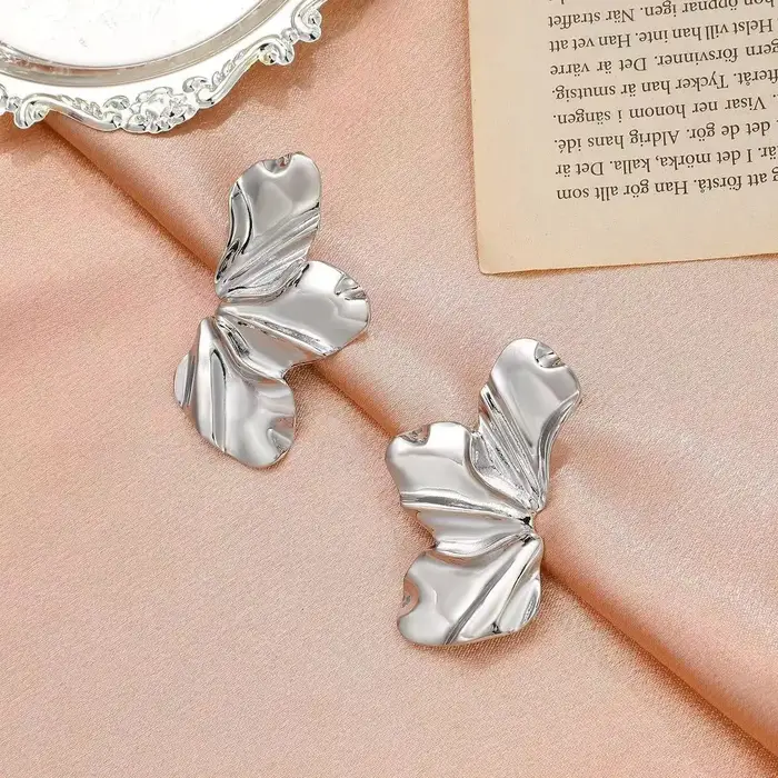 Une paire de boucles d'oreilles pour femmes