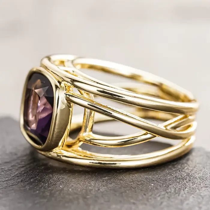 Huitan – bague élégante pour femmes, couleur or, incrustée de CZ violet brillant, accessoires tendance pour fête de mariage, bijoux nobles de fiançailles, cadeau pour dames