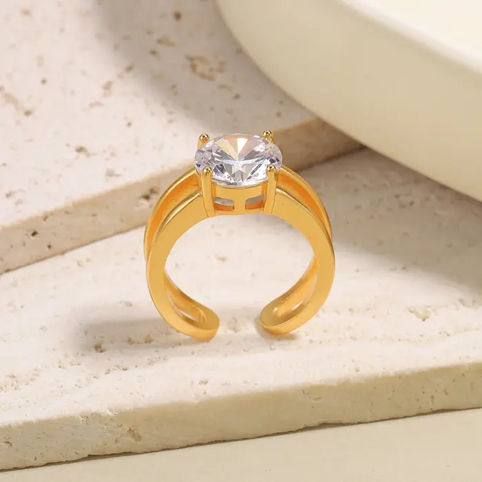 Bague élégante plaquée or avec diamants CZ pour femme