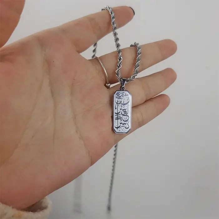 Collier islamique personnalisé avec pendentif arabe Verily With Every Hardship Comes Ease en acier inoxydable pour homme occasions spéciales cadeau pour amis famille anniversaire noël