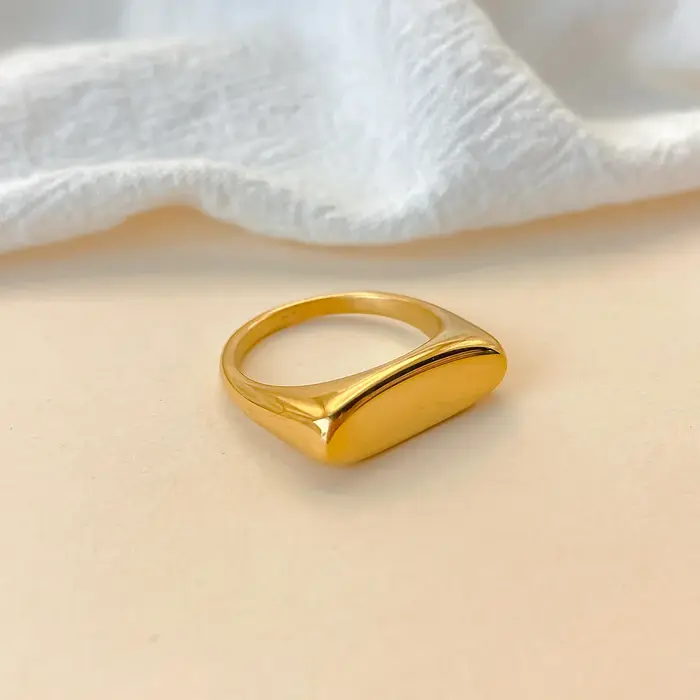 Bague signet plaquée or 18 carats