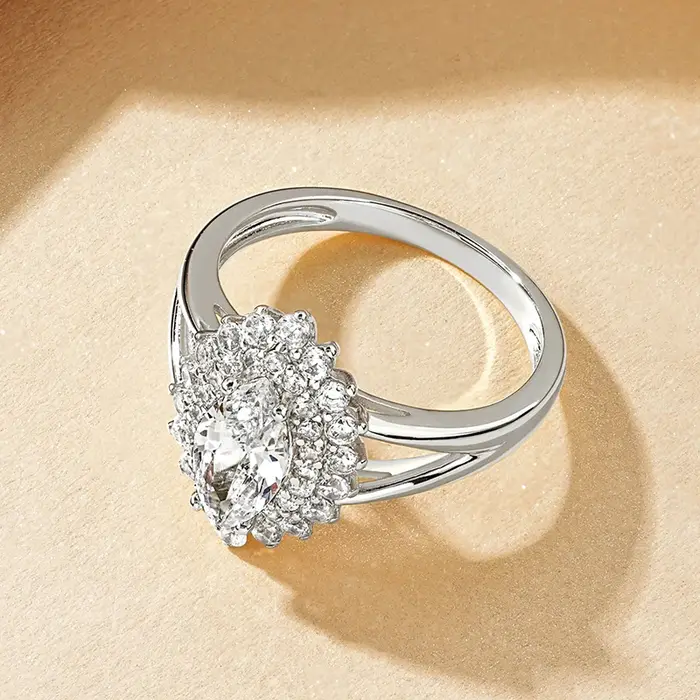 Rrjzz Bague de mariage de mariée en diamant simulé scintillant Marquise CZ Bagues de fiançailles plaquées or 14 carats pour femmes Bijoux tendance