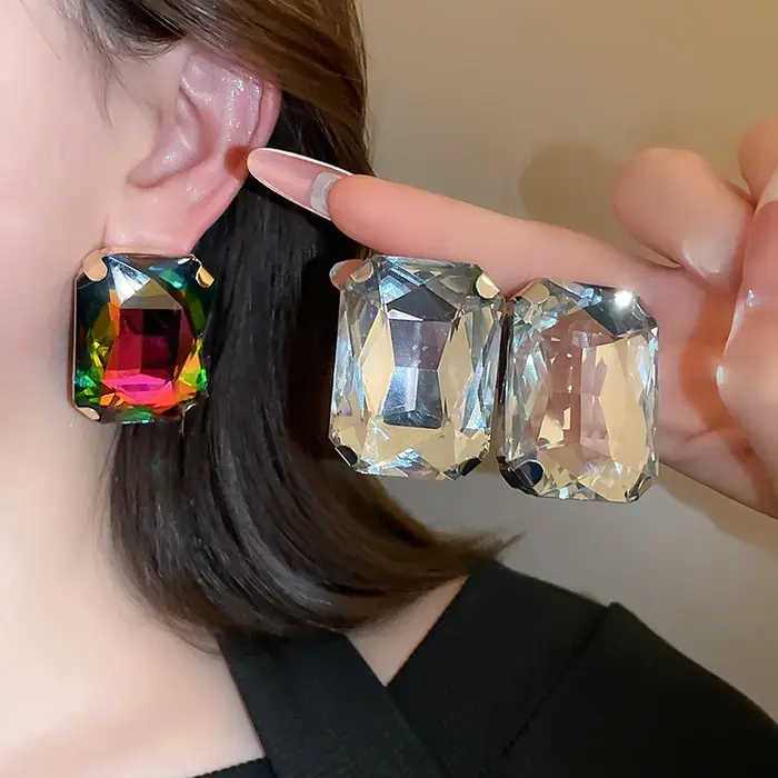 Boucles d'oreilles clous carrées brillantes et colorées en strass pour femmes