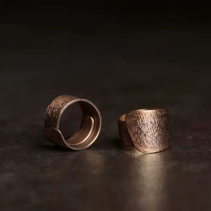 Bague en cuivre massif martelé fabriqué à la main
