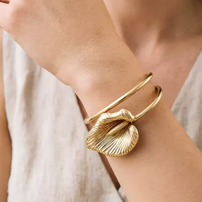 Parure de bijoux lys calla doré mat collier ras du cou ajustable bracelet floral pour femmes occasions spéciales usage quotidien cérémonies
