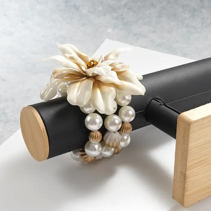 Bracelet floral perlé, accessoire tendance pour brunch, tenue élégante, charme dimensionnel, bijou i