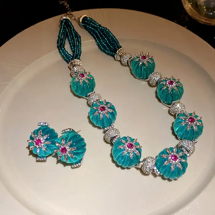 Collier de boucles d'oreilles à motif de fleurs en résine avec une chaîne de clavicule rétro et élégante