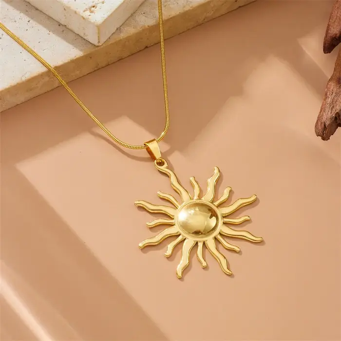 Collier pendentif soleil plaqué or 18 carats