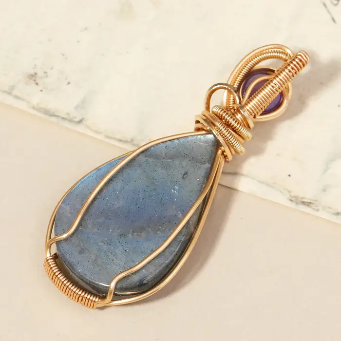 Collier en pierre Labrador