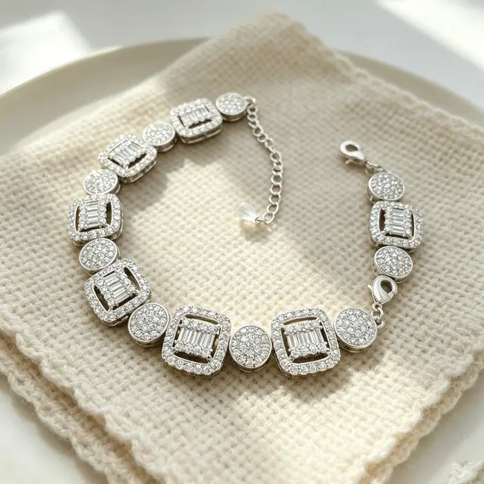 Bracelet tennis rectangulaire en zircon plaqué argent pour femme