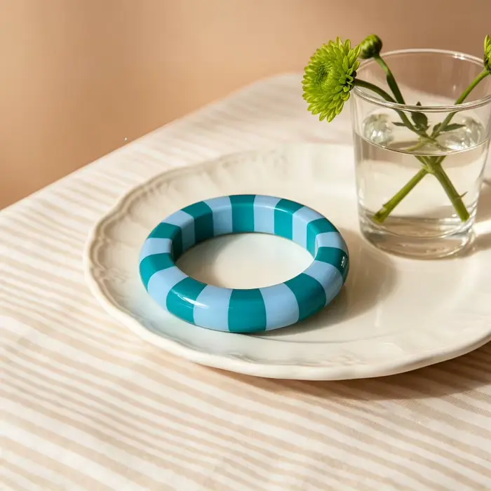 Bracelet en résine à rayures verticales et horizontales colorées, design bicolore, bracelet rond, bijou de main tendance et élégant