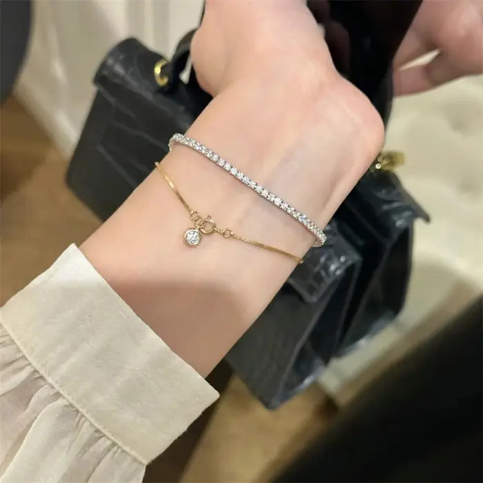 Bracelet de luxe en acier inoxydable pour femmes avec breloque en zircon pour les soirées et cadeaux d'anniversaire