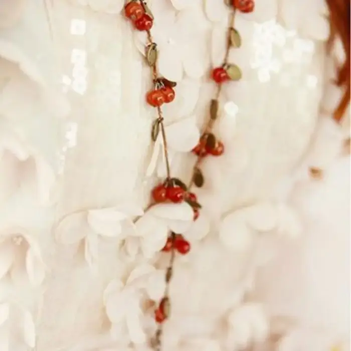 Collier de baies rouges romantique en plastique et alliage de zinc or jaune clair pour femmes et filles occasions spéciales romantiques et naturelles