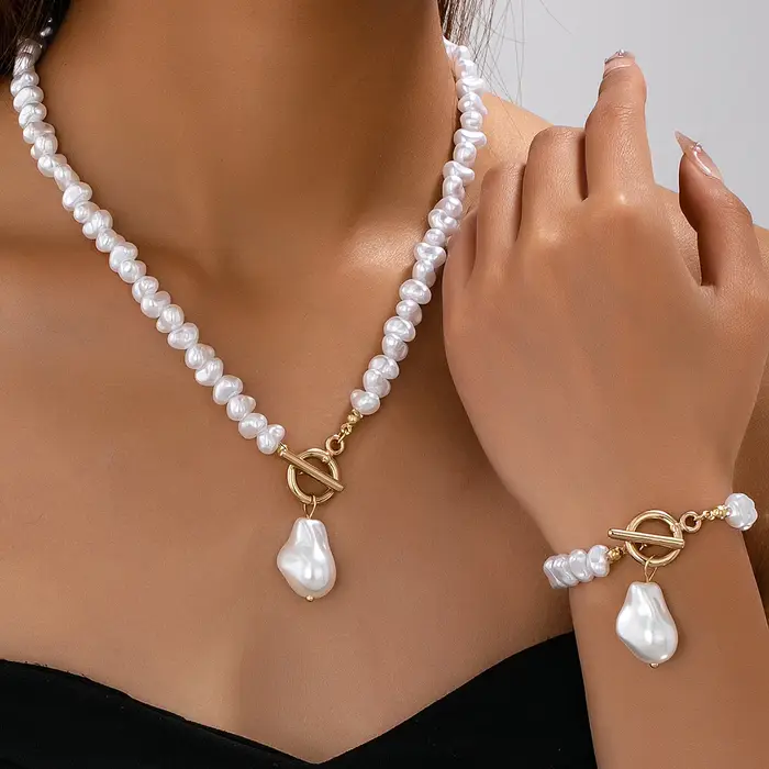 Ensemble élégant de collier de perles rétro et d'accessoires pour les mains avec chaîne dorée, desig