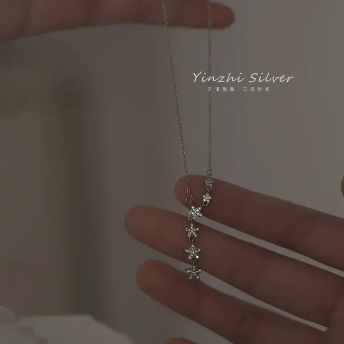 Collier étoile avec pendentif pompon en argent 2021