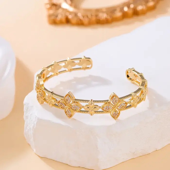 Bracelet manchette fantaisie feuille de trèfle, ouvert, zircon cubique, fleur de luxe