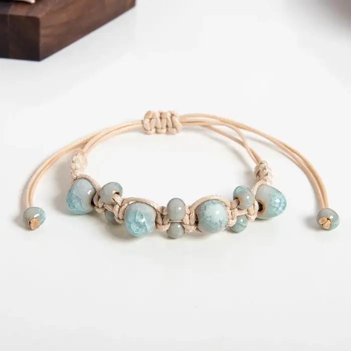 Bracelet en céramique bleu clair fait à la main corde en macramé réglable perles minimalistes style classique pour femmes occasions spéciales