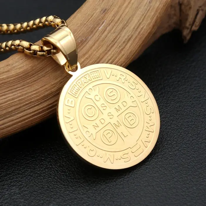 Collier pendentif Saint benoît catholique Vintage