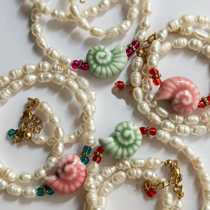 Collier de perles d'eau douce naturelles avec pendentif en coquille en céramique