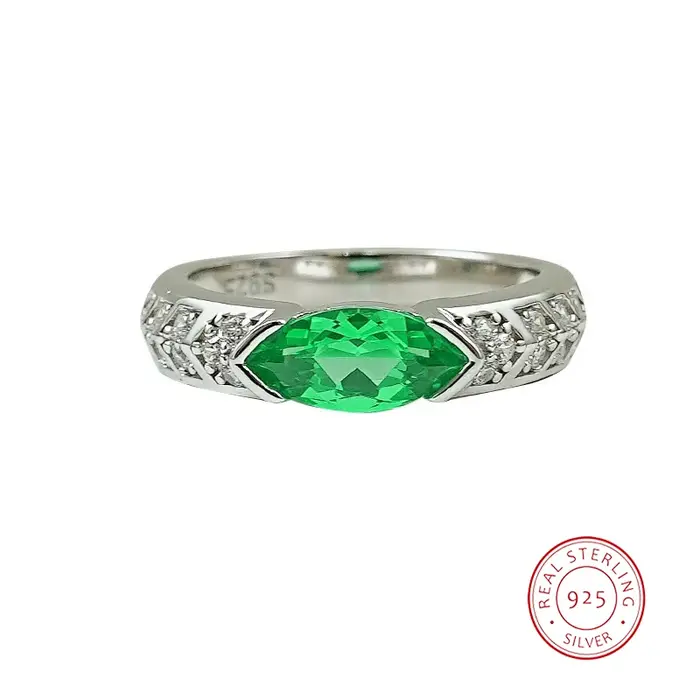 Bague en argent 925 sertie d'émeraudes ovales et de diamants - Accessoire féminin de luxe en pierre précieuse verte de grande qualité