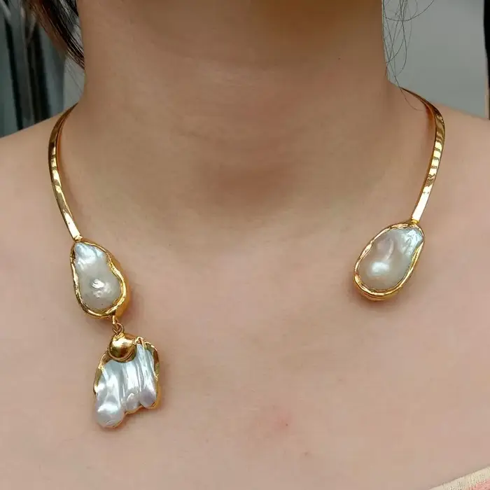 Collier ras du cou avec perles Keshi blanches, plaqué or jaune 18 K