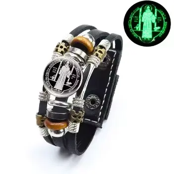 Bracelet en cuir multicouche avec médaillon Saint Benoît symbole de foi et protection pour homme et femme pour diverses occasions spéciales