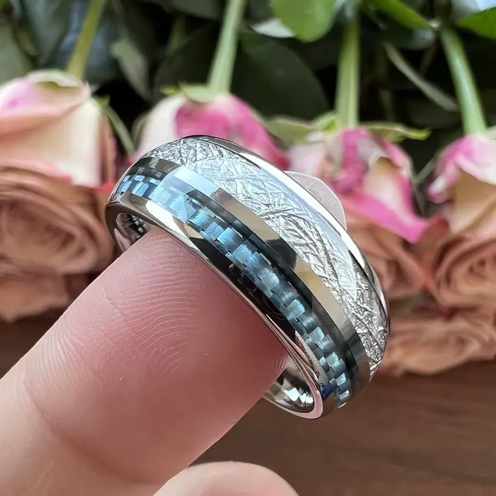 Anneaux en carbure de tungstène 8mm avec incrustation de météorite en fibre de carbone bleu clair pour hommes et femmes, ajustement confortable, tracker de fitness, pour mariage et occasions spéciales