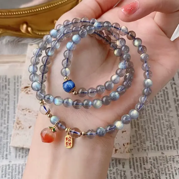 Perles de clair de lune gris clair avec bleu