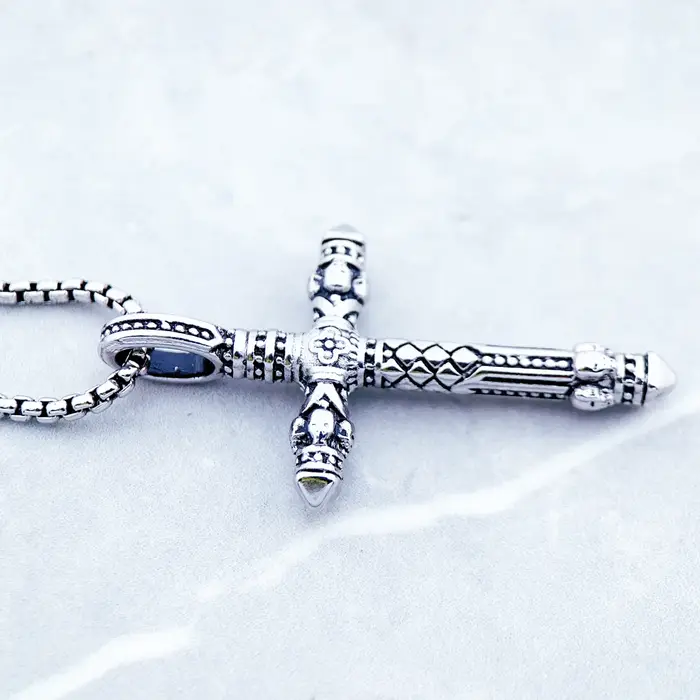 Collier à maillons noirs croisés