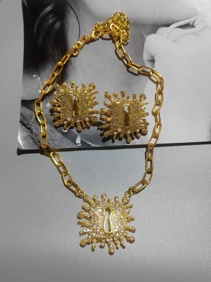 Ensemble de bijoux en cristal pour femmes élégant collier et boucles d'oreilles ras du cou pour soirées et cérémonies