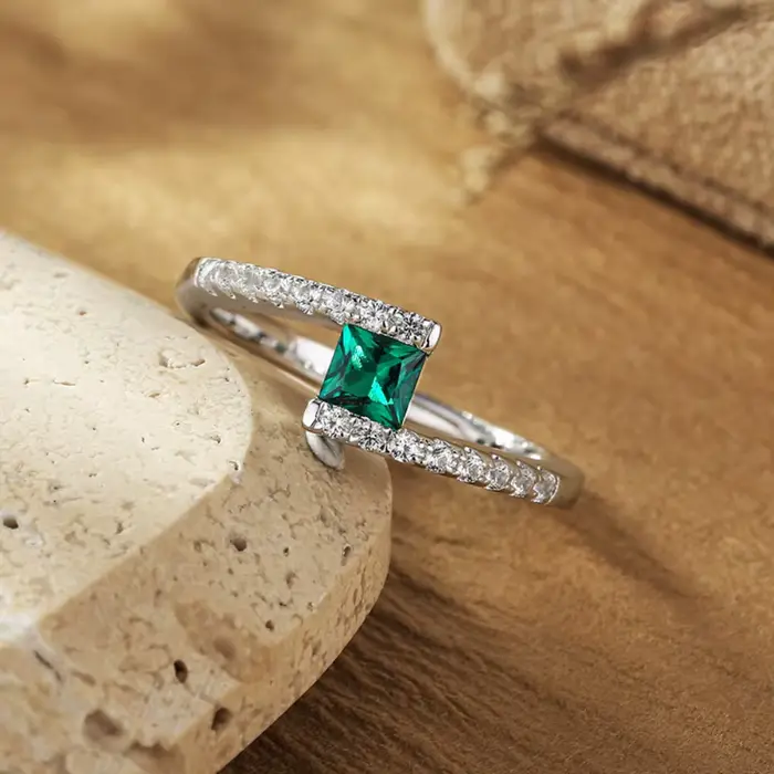 Charmant minimaliste 1.0 Carat créé bague émeraude pierre précieuse 925 en argent Sterling pour les femmes bague de fiançailles bijoux fins en gros