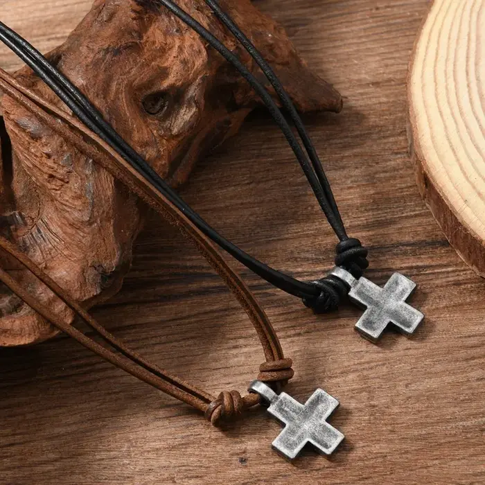 Collier croix tressé rétro en alliage de zinc pour femmes et hommes occasions spéciales punk style vintage